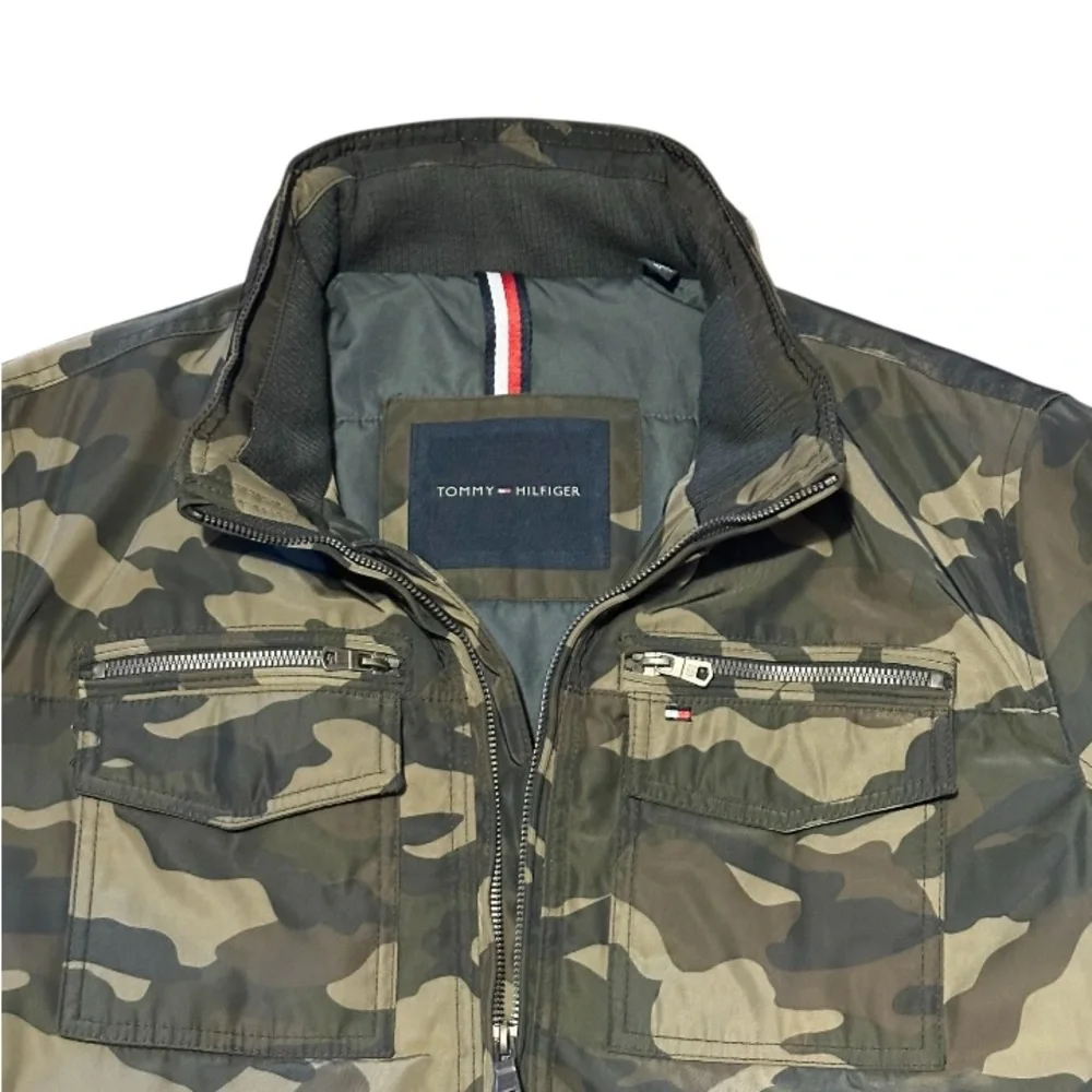 Tommy Hilfiger Men’s Camo 4 Pocket Filled Performance Bomber Jacket Medium M